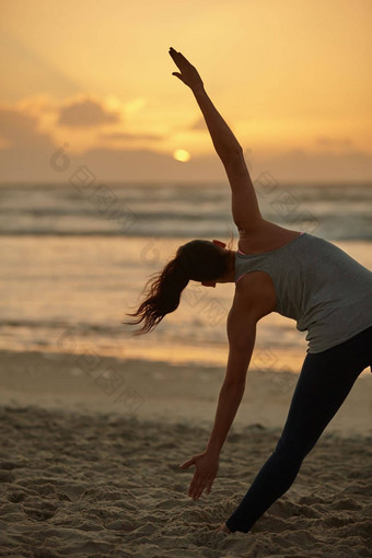每天锻炼例程自然后视镜拍摄女人瑜伽海滩日落