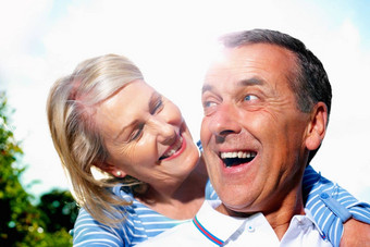 快乐快乐的高级夫妇支出时间特写镜头肖像快乐快乐的高级夫妇支出时间