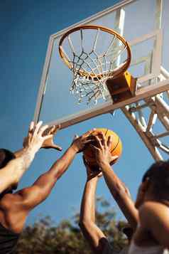 游戏紧张的特写镜头拍摄集团运动年轻的但玩篮球体育法院