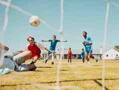 足球孩子们体育男孩团队玩游戏草球场场竞争有趣的足球健身培训孩子们户外玩有竞争力的体育运动匹配