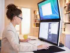 优化生产力年轻的女人工作双屏手机电脑首页