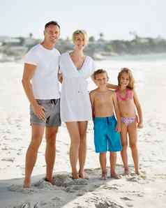 家庭值得伟大的假期快乐年轻的家庭站海滩假期