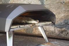 小气体烤箱使自制的披萨