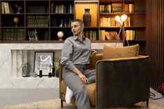 强大的女人短发型灰色的衬衫坐在椅子舒适的办公室设置