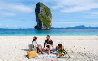 KOH给海滩甲米泰国夫妇但女人海滩野餐水果饮料