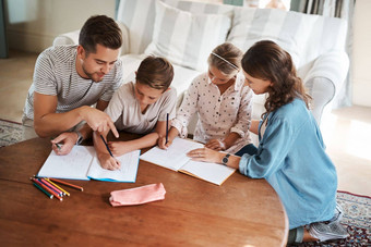 鼓励学习支持家庭快乐年轻的家庭家庭作业