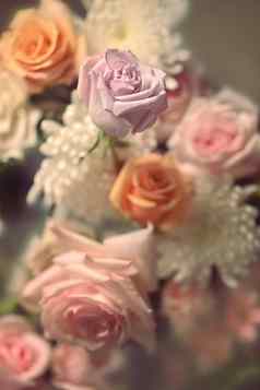 美丽的粉红色的玫瑰白色菊花面料纺织品纸花植物壁纸