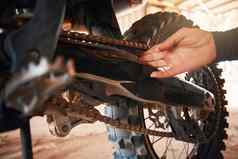 手机械师摩托车链维修工作弹簧时机安全机械部分手工程师修复自行车运输传输汽车齿轮车间