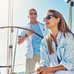 放松旅行奢侈品夫妇游艇夏天爱日落罗马假期旅行冒险旅程船男人。女人航行船海洋热带度蜜月海