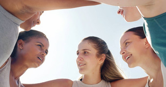 脸挤作一团团队体育女人朋友站圆游戏健身锻炼团队合作女集团培训有竞争力的体育运动事件