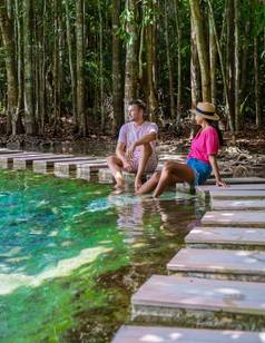 夫妇访问翡翠池蓝色的池甲米泰国热带环礁湖国家公园
