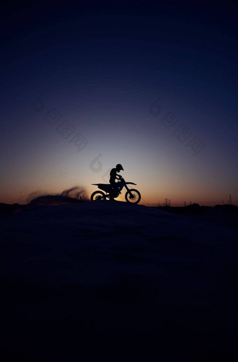 晚上天空轮廓人摩托车骑自然极端的体育模型背景骑自行车摩托车人开车污垢路黑暗影子特技冒险自由