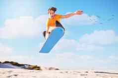 体育运动sandboard男人。跳男人。沙漠极端的体育健身培训蓝色的天空背景sandboarding跳的家伙沙丘能源自由肾上腺素迪拜
