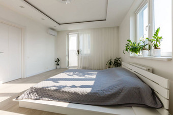 灰色毯子床上木床头板简单的卧室室内黑暗海报椅子窗口