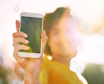 功能电话认不出来年轻的女人显示智能手机