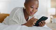 社会媒体电话床上放松黑色的女人沟通移动应用程序阅读通知网络快乐互联网搜索科技非洲女孩技术卧室房子