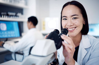 实验室科学家脸显微镜医疗研究医疗保健医学研究日本医疗药店肖像微笑快乐亚洲女人科学设备未来工程