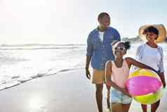 黑色的家庭孩子们海滩妈妈。父亲女儿携带球走沙子海爱自然海洋男人。女人女孩孩子海岸夏天