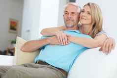 高级夫妇思考退休拥抱爱护理支持未来生活方式首页男人。女人婚姻信任内存安全生活房间沙发上生活保险