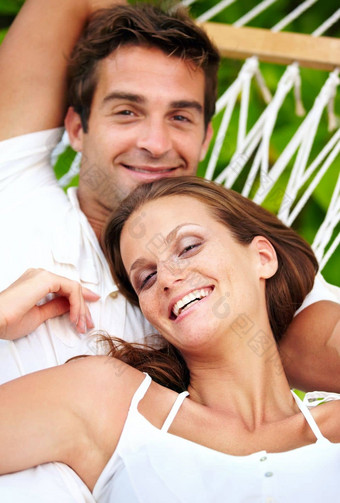 解除吊床vacationsgetaways肖像幸福的年轻的夫妇放松吊床