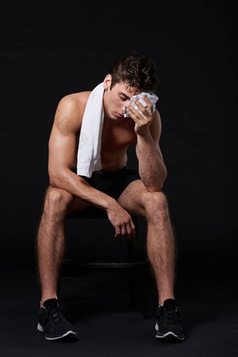 汗水国家工作室拍摄肌肉发达的bare-chested年轻的男人。孤立的黑色的