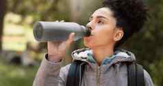 徒步旅行女人喝水自然森林山公园健康的生活方式健康户外冒险年轻的黑色的女孩水瓶徒步旅行自由走早....森林