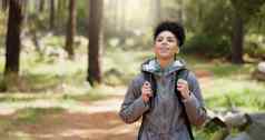 自由健身徒步旅行女人自然公园放松快乐户外自然和平安静的自由心态幸福健身微笑Zen女孩森林健康考虑到