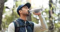 水喝男人。健身徒步旅行锻炼渴了森林自然森林动机健康培训男人。水合物徒步旅行自然环境健康健康