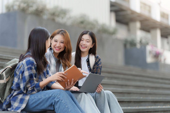 美丽的年轻的亚洲女人大学学生朋友在户外大学学生工作大学校园