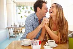 适合手套有吸引力的年轻的夫妇享受杯咖啡餐厅