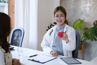 心脏病专家持有红色的心私人诊所医疗技术诊断心概念