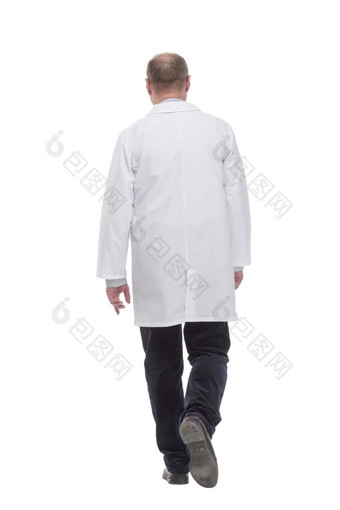 成熟的医生白色外套大步向前