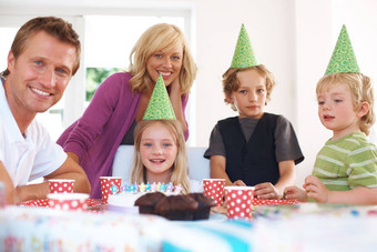 庆祝生日家庭可爱的年轻的家庭儿童生日聚会，派对