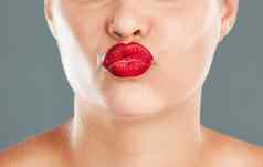 吻脸变焦口红女人嘴唇化妆红色的化妆品撅嘴孤立的工作室背景健康的皮肤美护肤品化妆品护理健康面部发光发光