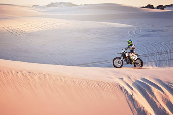 沙漠摩托交叉极端的摩托车体育运动男人。沙子沙丘非洲健身开车挑战海滩冒险骑自行车旅行运动员自然培训摩托交叉