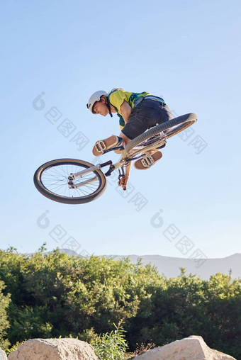 自行车极端的体育<strong>运动户外</strong>健身男人。危险的特技体育动机培训自然锻炼运动员山自行车风险活跃的能源跳岩石