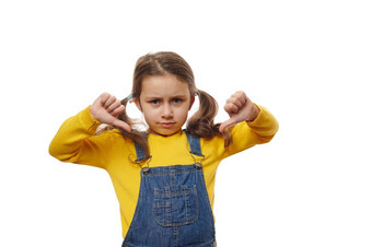 <strong>淘气</strong>的担心女孩黄色的毛衣牛仔布工作服显示拇指表达悲伤相机