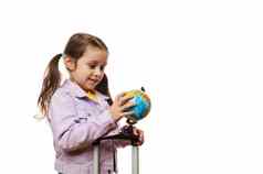 特写镜头快乐孩子旅游旅行者女孩紫色的夹克手提箱选择国家访问夏天假期