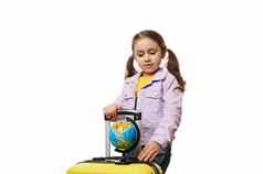 美丽的孩子旅行者旅游摆姿势全球黄色的手提箱白色背景在世界范围内旅游