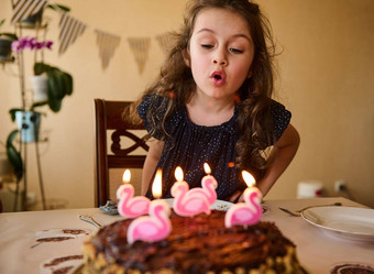 可爱的生日女孩长头发优雅的海<strong>军衣</strong>服金波尔卡点吹蜡烛生日蛋糕