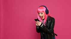 年轻的快乐女人听音乐发短信智能手机