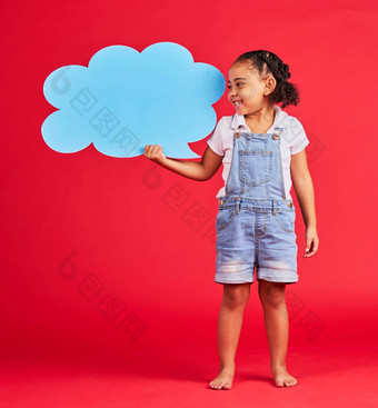 孩子会说话的演讲泡沫的想法的意见投票孤立的红色的背景社会媒体孩子愿景新闻微笑快乐女孩横幅纸纸板海报演讲者模型