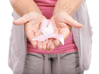 展示<strong>意识</strong>乳房癌症成熟的女人显示乳房癌症<strong>意识</strong>丝带白色背景