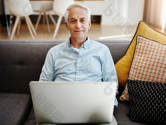什么退休无线网络高级男人。放松移动PC沙发首页