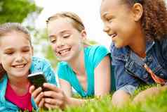 享受智能手机女孩支出时间分享智能手机在户外