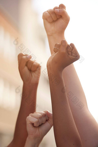 手拳头正义权力人抗议自由平等改变街社区行动政府集会男人。女人团结社会民主