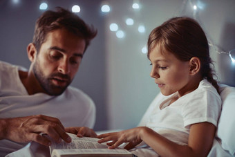 睡觉前故事标准部分睡觉前例程父亲阅读睡觉前故事女孩