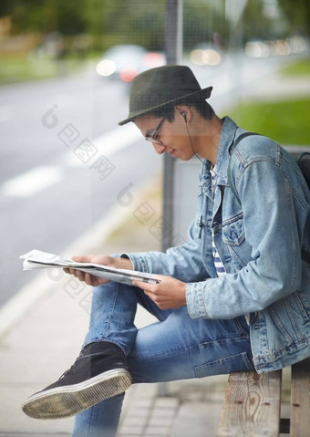 阅读今天报纸臀部年轻的的家伙坐着公共汽车停止阅读报纸