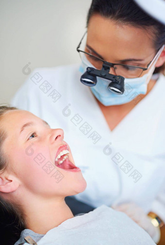 完美的形状女牙医孩子牙医办公室