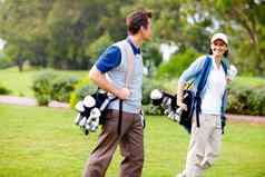 夫妇携带高尔夫球袋夫妇携带高尔夫球袋